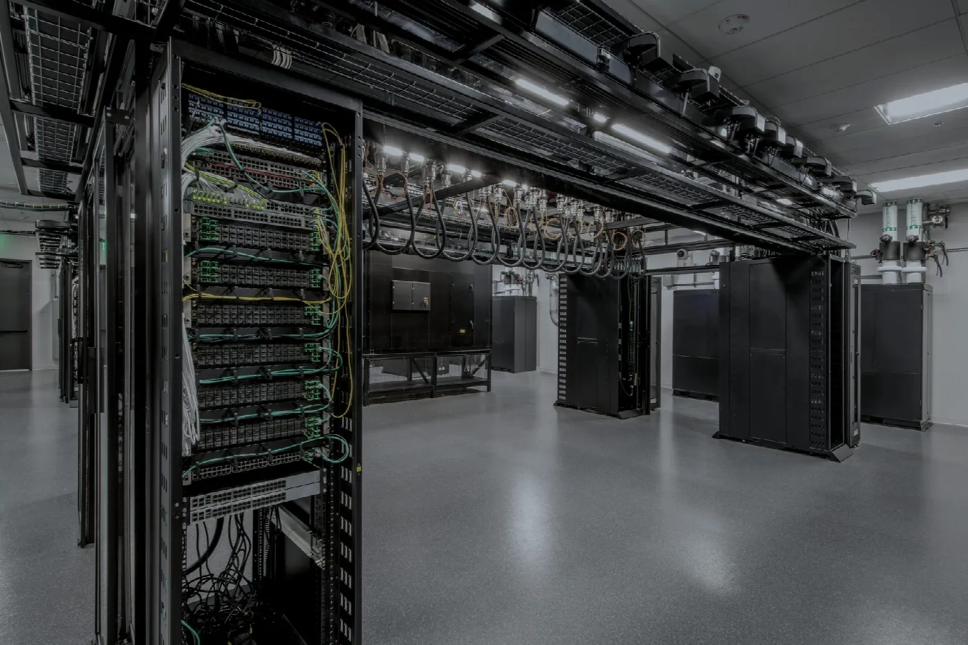 Serverschrank mit Patchfeld und strukturierter Netzwerkverkabelung