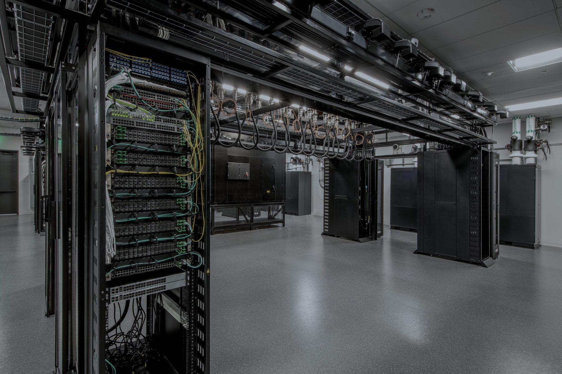 Serverschrank mit Patchfeld und strukturierter Netzwerkverkabelung